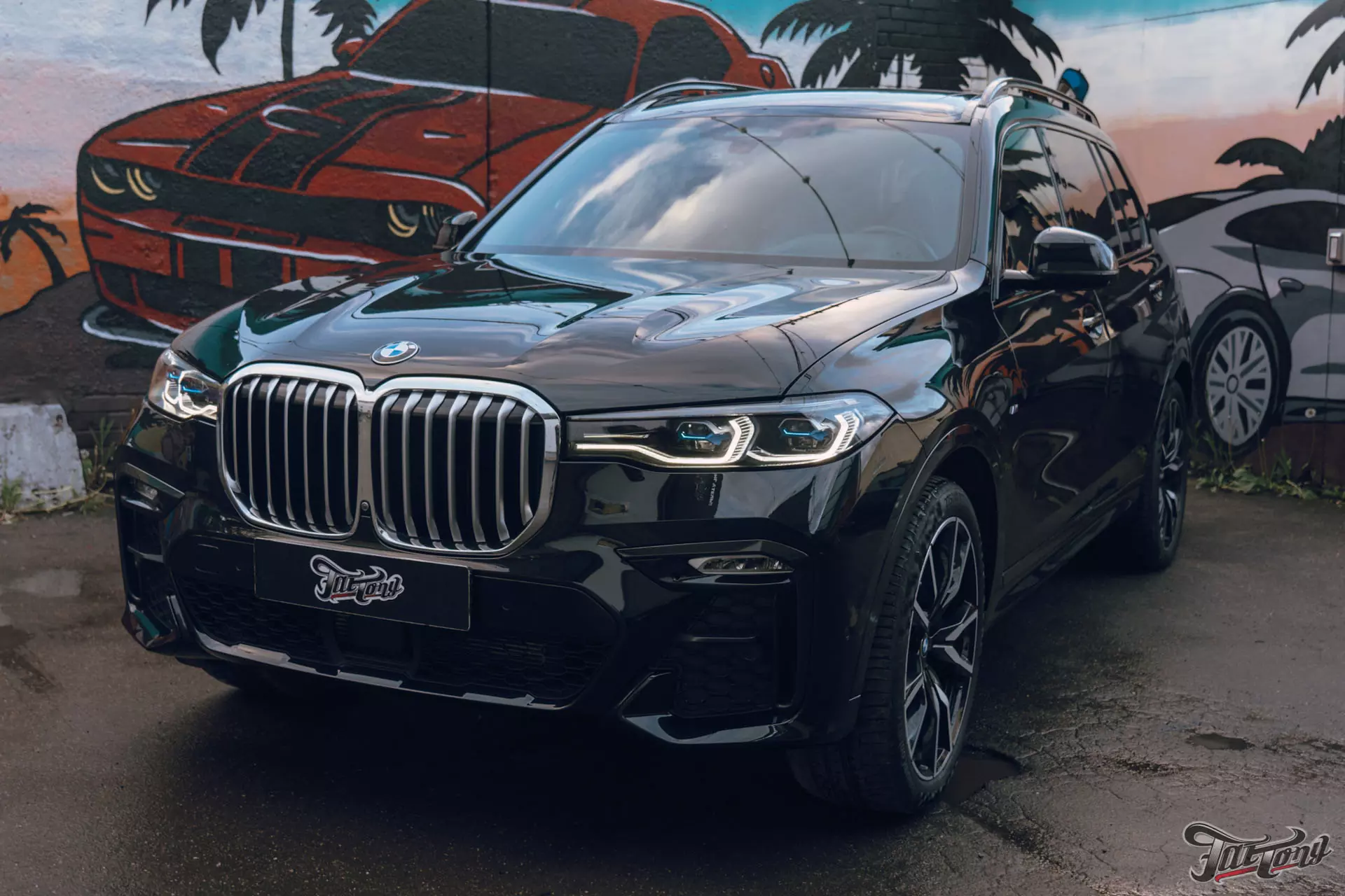 BMW X7. Оклейка кузова в глянцевый полиуретан